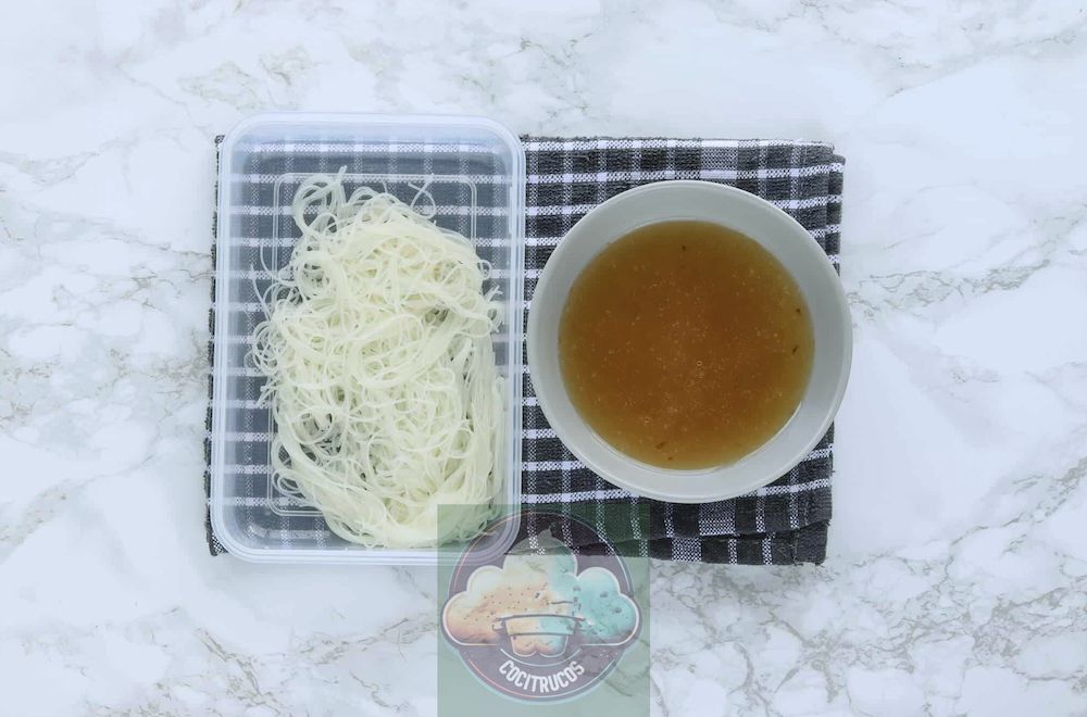 Fideos de arroz junto al caldo.