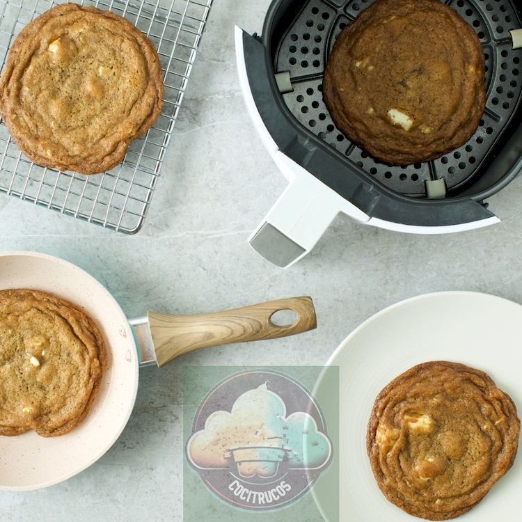 galletas en diferentes equipos de recalentamiento: freidora, microondas, sartén y horno