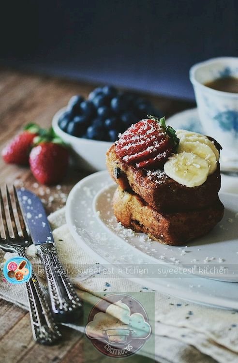 Tostada francesa con muffin de arándanos