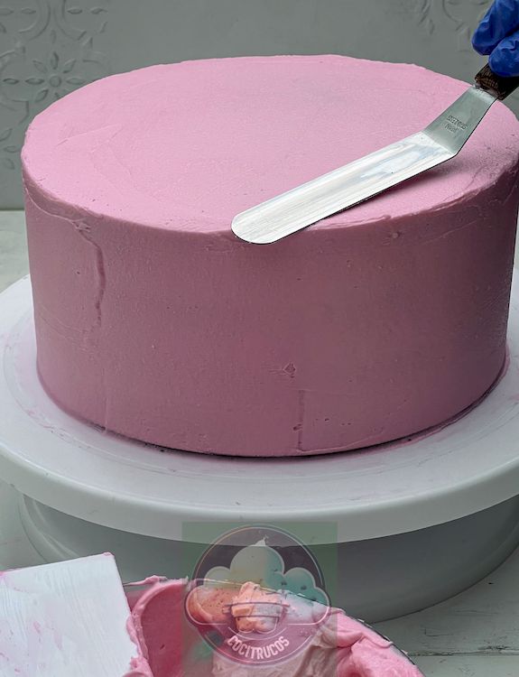 pastel helado con crema de mantequilla rosa