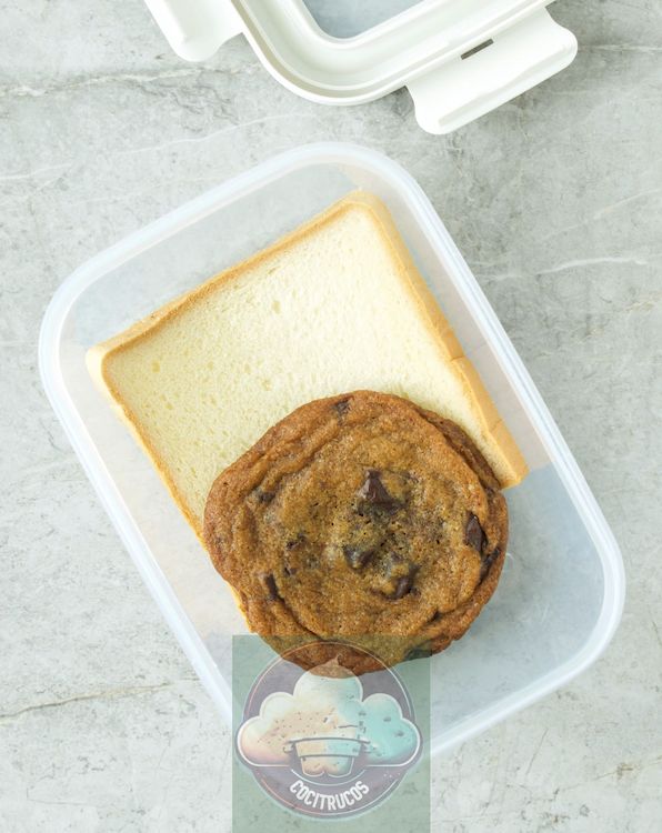 Galleta en recipiente hermético con un trozo de pan fresco