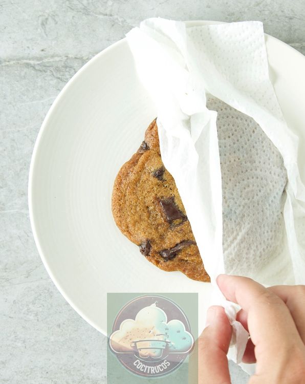 galleta en un plato cubierto con una toalla de papel húmeda