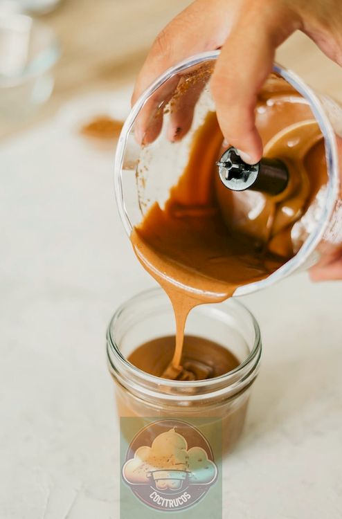 verter biscoff untado de la licuadora en un tarro de albañil