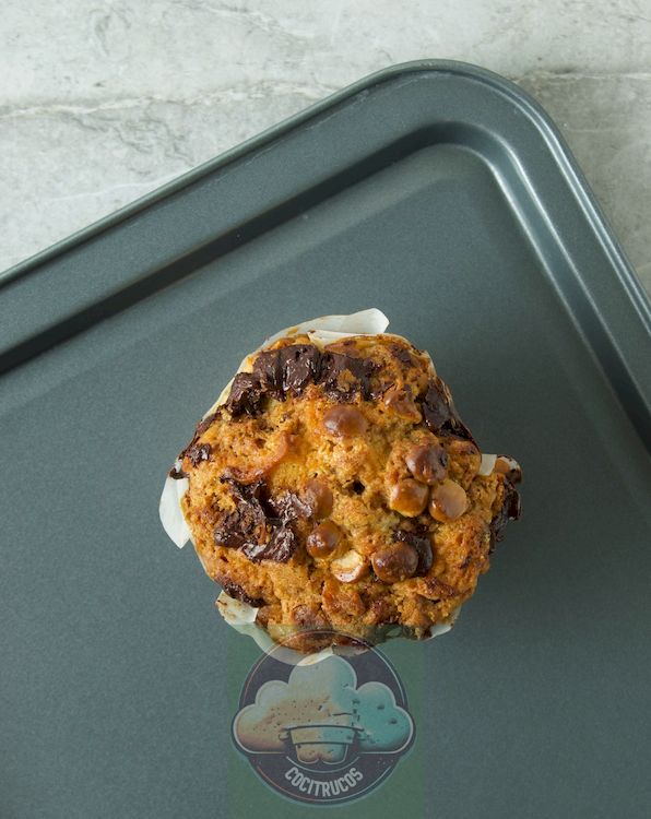 muffin de chispas de chocolate cubierto con una toalla de papel húmeda