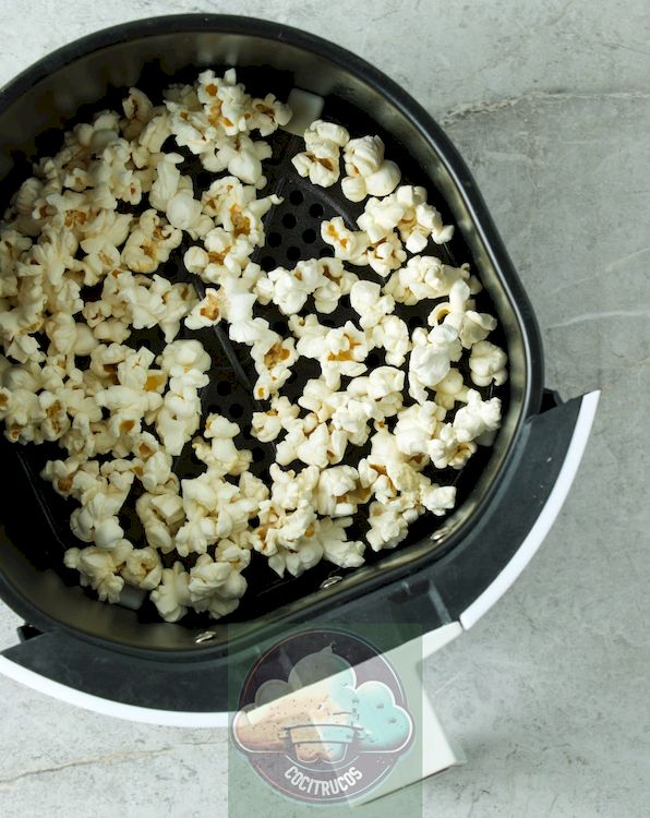 palomitas de maíz en la cesta de la freidora