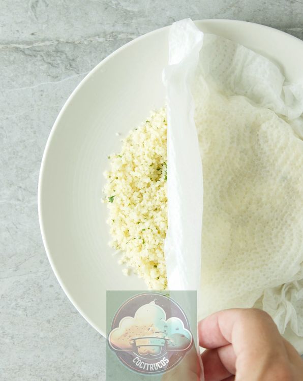 cuscús en un plato cubierto con una toalla de papel húmeda