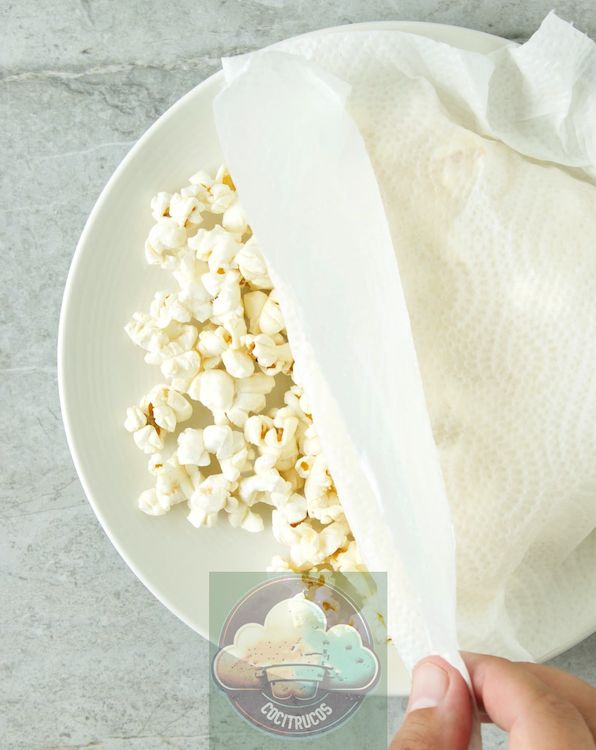 palomitas de maíz en un plato cubierto con una toalla de papel húmeda