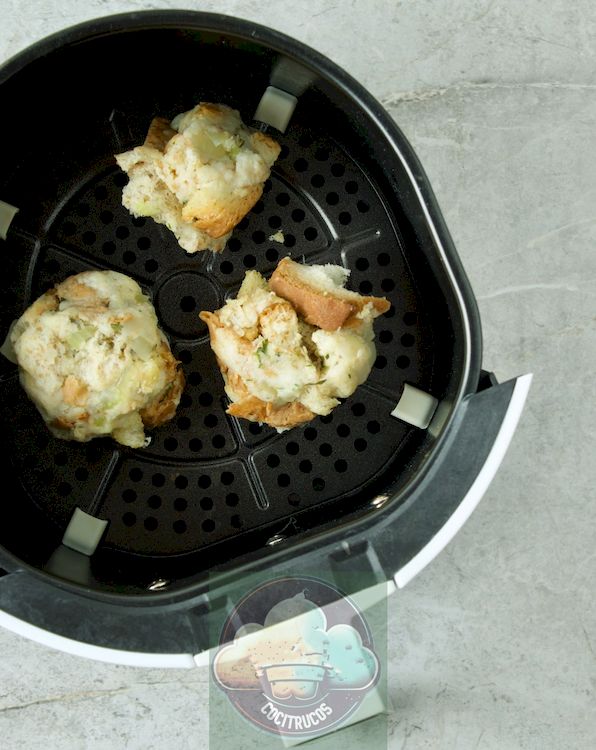 bolas de relleno en la cesta de la freidora