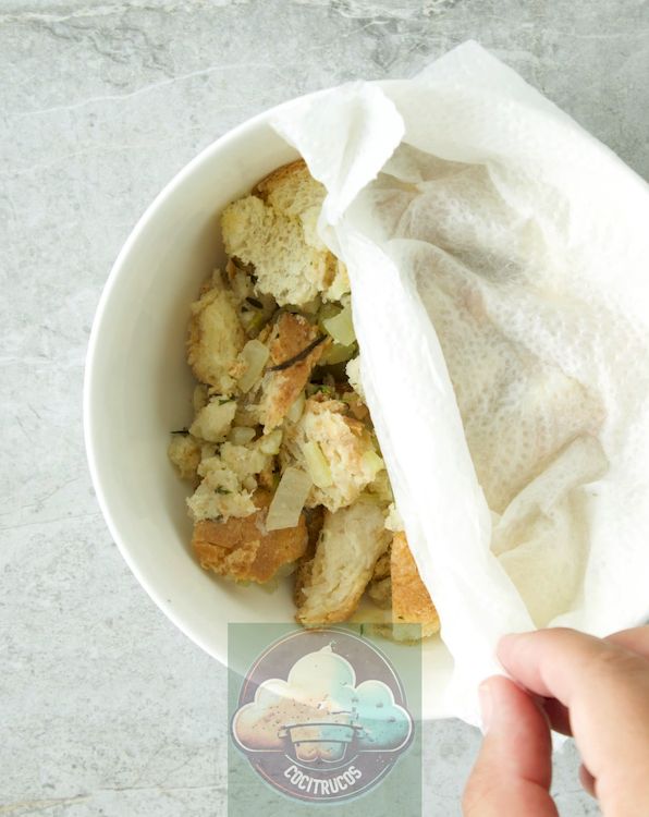 relleno en un recipiente apto para microondas, cubierto con una toalla de papel húmeda